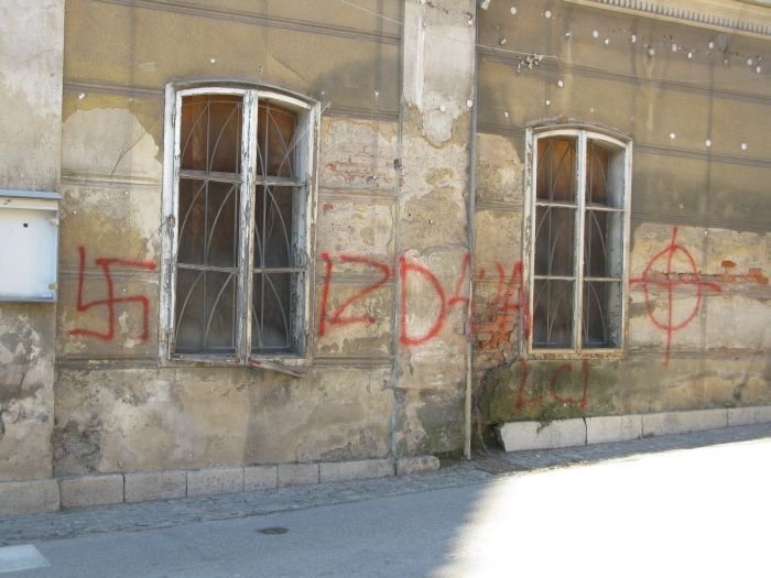 FOTO: Zopet svastika na Sokolskem domu, policisti dobili prijavo
