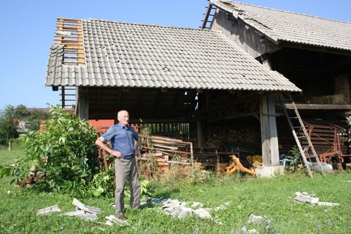 V Rumanji vasi je Franc Berkopec pokazal razkrit kozolec.
