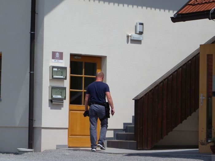 V okviru današnje preiskave so se kriminalisti oglasili tudi na sedežu Energetike Šentrupert. (Foto: J. S.)