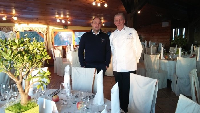 Gostilničar Martin Dolinšek in kuharski mojster Jožef Oseli tik preden so prišli gostje.
