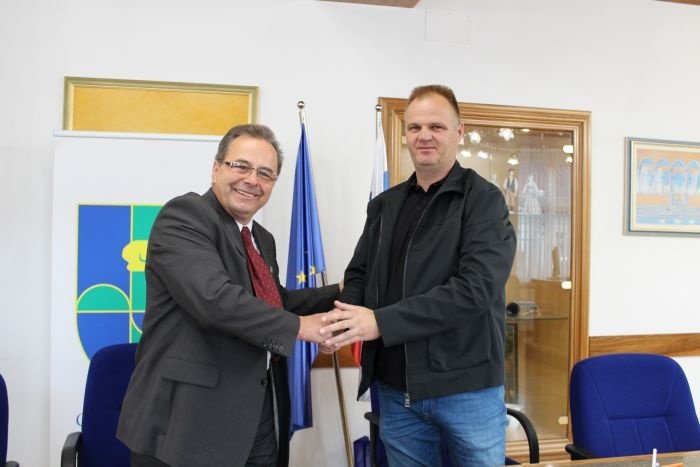 Trebanjski župan Alojzij Kastelic in Franc Pirc, direktor podjetja Gradnje Pirc, sta dopoldne podpisala pogodbo o komunalnem urejanju Industrijske cone Trebnje. (Foto: J. S.)