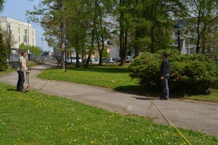 Strokovnjaki ljubljanskega Centra za preventivno arheologijo so v začetku aprila s posebnimi napravami sondirali območje predvidene gradnje v parku pred Kulturnim centrom Janeza Trdine. (Foto: M. M., arhiv DL)