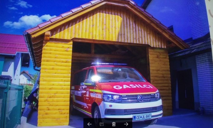 Ne le novo garažo, tudi nov kombi imajo gasilci PGD Vrhovo.