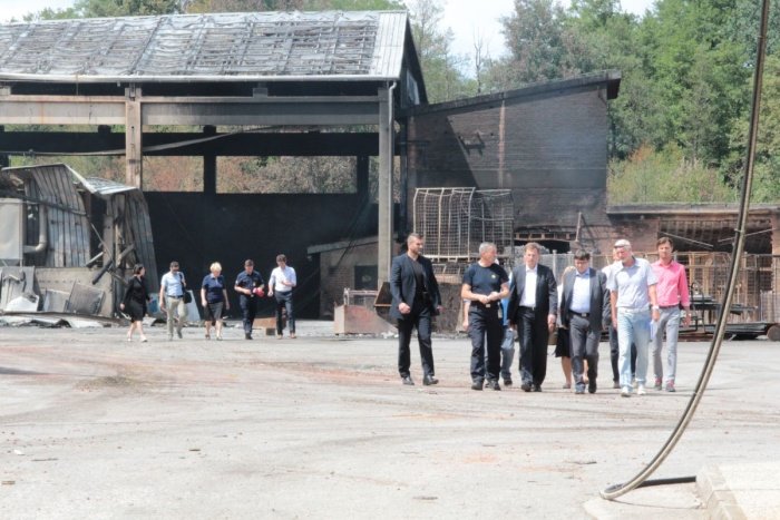 FOTO: Prizorišče požara obiskala predsednik vlade in ministrica 