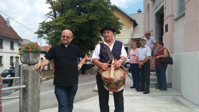 Mestni klicar Lojze Rus in župnik Janez Mihelčič, ki se danes poslavlja od Višnjanov, saj odhaja v drugo župnijo.