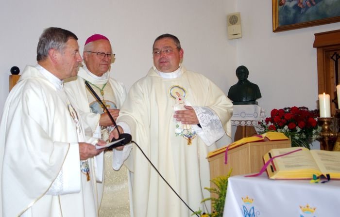 Mašo je vodil škof msgr. Andrej Glavan (v sredini), na levi duhovnik Frančišek Novak in na desni mirnopeški župnik Janez Rihtaršič.
