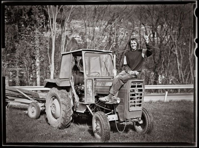 Braneta Konciljo je fotografsko ovekovečil tudi mojster fotografije  Borut Peterlin, ki je ob fotografiji zapisal, da se legendarni  panker danes preživlja z gozdarstvom, a ostaja anarhist in ponosno sedi  na svojem starem, še v Jugoslaviji narejenem traktorju. (Foto: Borut Peterlin)
