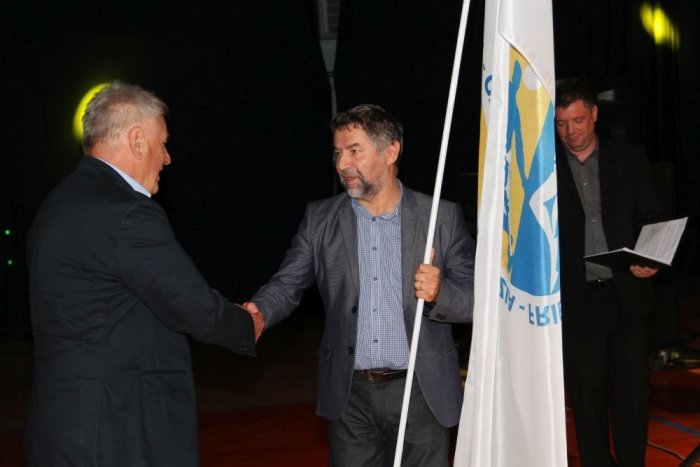 Direktor Zavoda Novo mesto Robert Judež predaja zastavo Iger prijateljstva predstavniku Primorsko-goranske županije. (Foto: I. Vidmar)