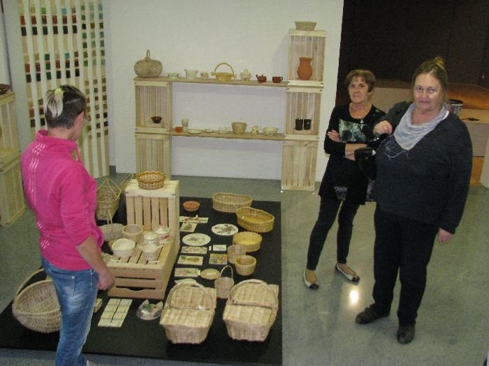 Udeleženci so šolo začeli z ogledom razstavljenih lončarskih in pletarskih izdelkov v Rokodelskem centru. (Foto: M. L.-S.)