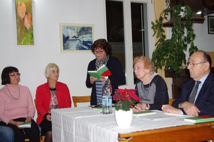 Na predstavitvi knjige: od desne proti levi Maks Starc in Malči Božič, nato kolegi literati, ki so prebirali avtoričine pesmi; Marinka Miklič, Anica Vidmar in Anica Mušič.