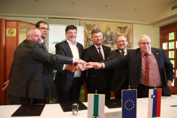Župani so s podpisom dogovora storili prvi korak k uresničitvi kolesarske povezave od Ljubljane do Dolenjskih Toplic.