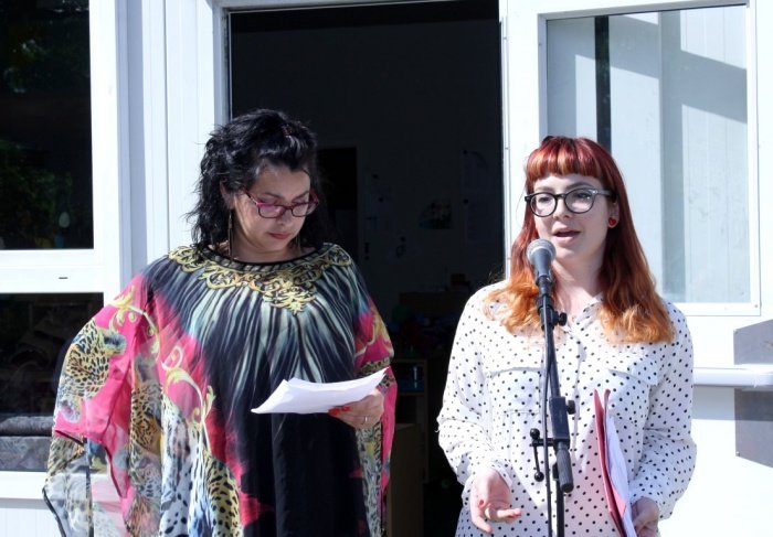 Špela Zorič (desno) je govorila o večnamenskem centru Drom, Nataša Žagar je prevajala v romski jezik. (Foto: M. L.)