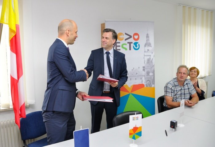 Po podpisu pogodbe sta si novomeški župan Gregor Macedoni in direktor novomeškega CGP-ja Martin Gosenca segla v roke. (Foto: MO Novo mesto)