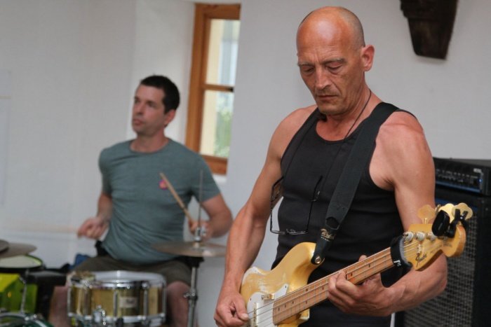 Basist Đani Kovač in bobnar Uroš Srpčič, ki sta s preigravanjem glasbe  Polske malce poskrbela za času, o katerem govori razstava, primerno in  precej glasno vzdušje. (Foto: I. Vidmar)