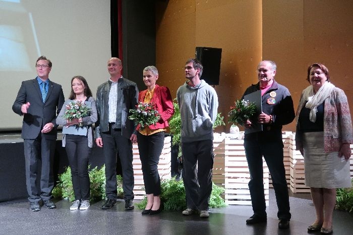 Nagrajenci in nekateri sodelujoči oz. predstavniki sodelujočih  na letošnjem natečaju Naj spominek Kočevske. (Foto: M. L.-S.)