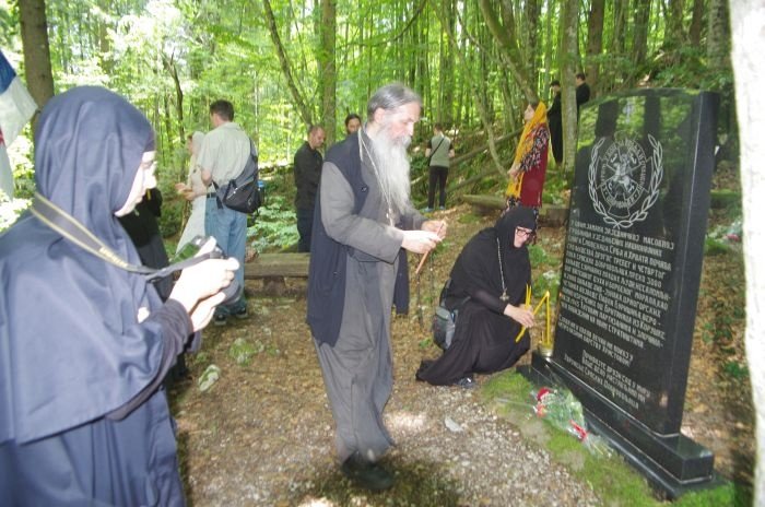 Srbska verska delegacija na grobovih svojih prednikov, ki so končali v Kočevskem Rogu.
