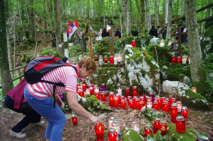Mnogi pridejo na Rog vsako leto prižgat svečko v spomin pobitih svojcev.