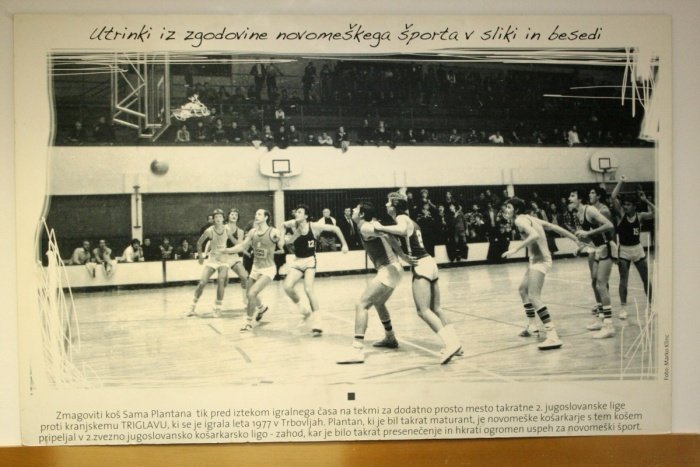 Koš Sama Plantana na tekmi s Triglavom leta 1977, ki je novomeške  košarkarje odpeljal v drugo jugoslovansko ligo. (Foto: Marko Klinc)