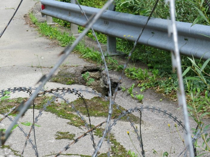 V metliški občini so bili pripravljeni sami popraviti poškodbo na mostičku, a država ni pristala na to.