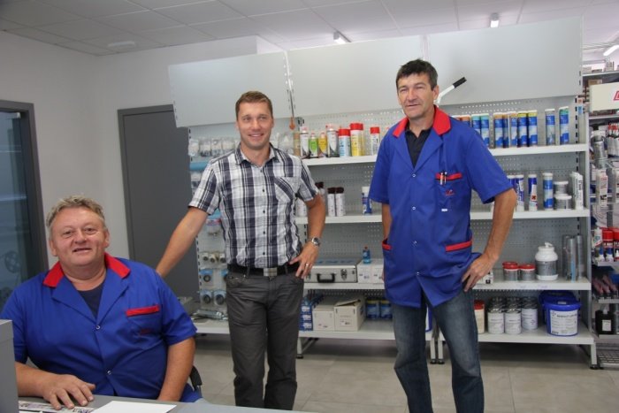 Janez Omerzu (na sredini) s sodelavcema v novi maloprodajni trgovini
