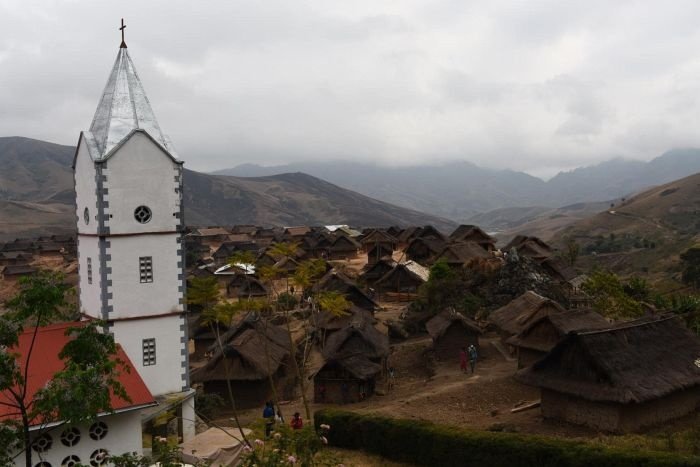 Ena od malgaških vasi, na levi pa cerkvica, ki jo je ob pomoči darežljivih ljudi zgradil naš misijonar.