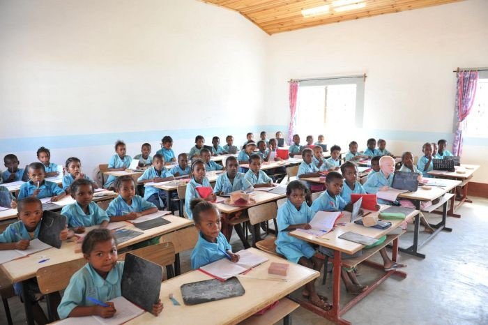 Malgaški otroci v šoli - naši misijonarji, tudi Kerin, so nepogrešljivi pri izobraževanju, zato pridno gradijo tudi šole.
