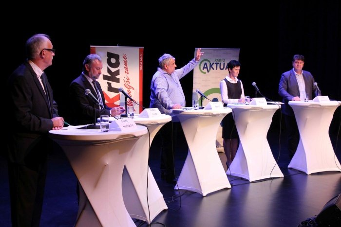 Na soočenju je bilo vseh pet kandidatov za župana oz. županjo (z leve):  Franc Hudoklin, Radko Luzar, Albert Pavlič, Viktorija Rangus in Jože  Simončič. (Foto: M. Ž.)