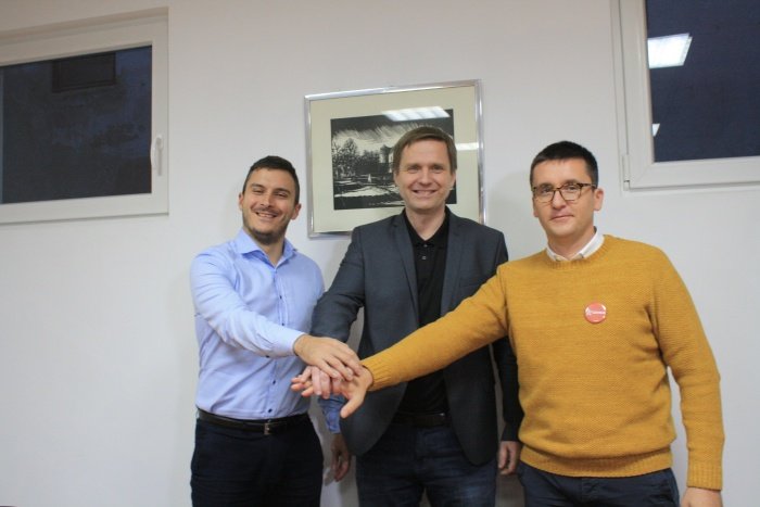 Igorju Zorčiču (v sredini) sta podporo v drugem krogu volitev izrazila v imenu svojih strank Matija Kolarič (levo) in Peter Dirnbek. (Foto: M. L.)