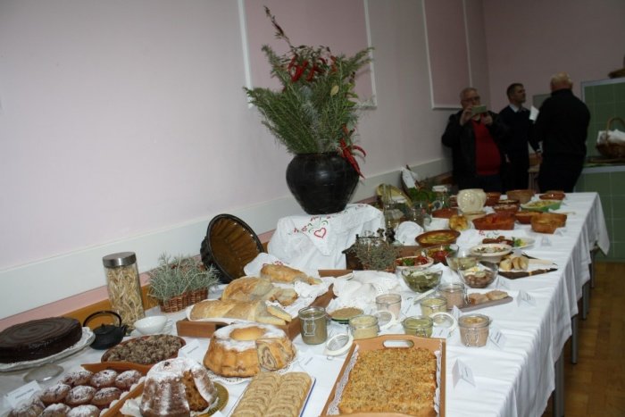 Članice Aktiva žena Boštanj so pripravile jedi, kjer je bil glavni fižol. (Foto: M. L.)
