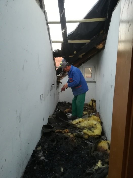 FOTO: Ogenj uničil streho in mansardo