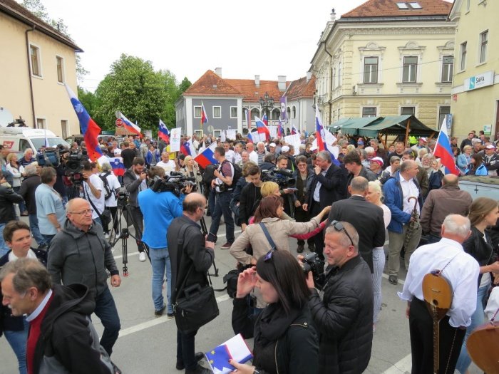 Protestniki so dodobra napolnili trg sredi Črnomlja.