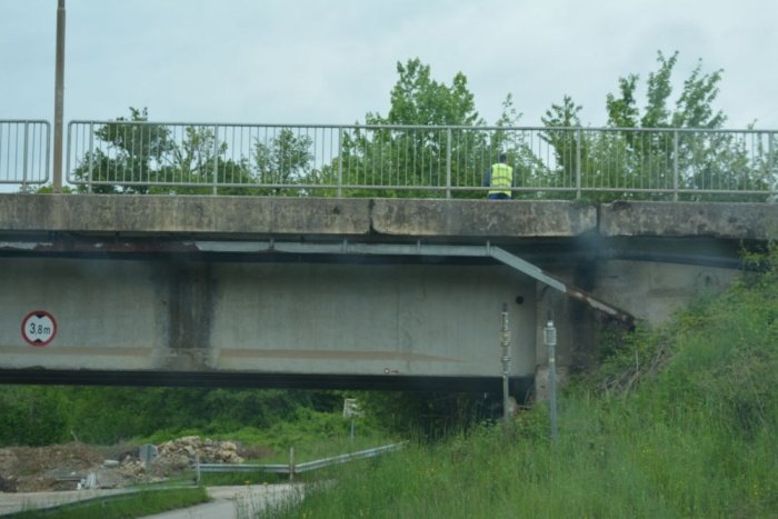 Ločenski most: Zaradi tovornjakov se kar zatrese 