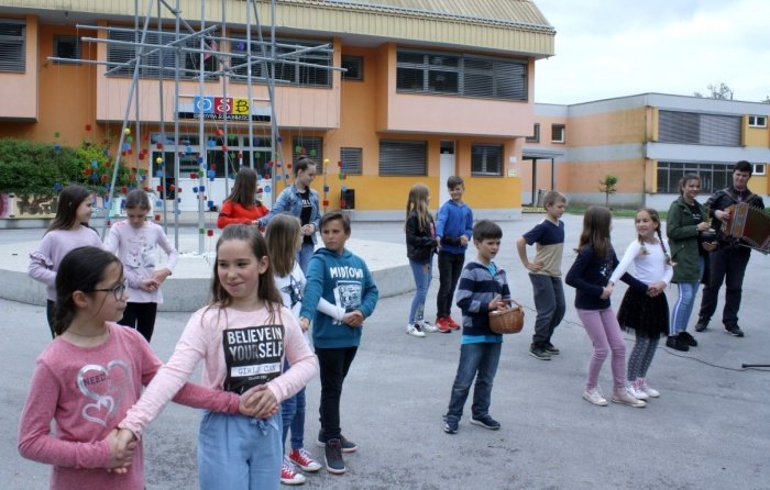Učenci osnovne šole Brežice so z nastopom pospremili ekopraznik. (Foto: M. L.)