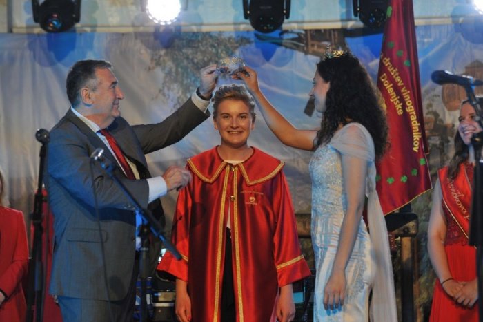 Simona Petretič, nova cvičkova princesa, prejema krono iz rok predsednika ZDVD Mirana Juraka in vinske kraljice Slovenije Mete Frangež.