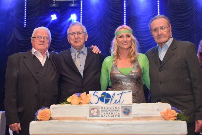 Praznično torto so skupaj s predsednico novomeške zbornice Mojco Andolšek zarezali dva ustanovna člana, Peter Kovačič in Peter Durjava, ter dolgoletni predsednik Ivan Krajnc.
