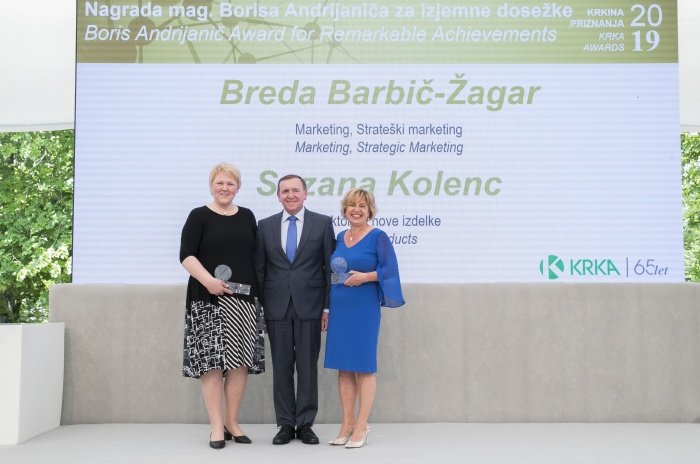 Andrijaničevi nagrajenki Suzana Kolenc in Breda Barbič-Žagar  s predsednikom uprave in generalnim direktorjem Krke Jožetom Colaričem.