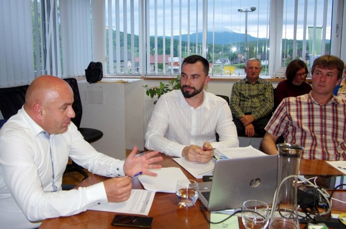 Dosedanjemu direktorju občinske uprave Tomažu Ramovšu (v sredini) se je župan Marjan Hribar (na levi) zahvalil za dobro delo. Ramovš na tem delovnem mestu ostaja še do konca junija.