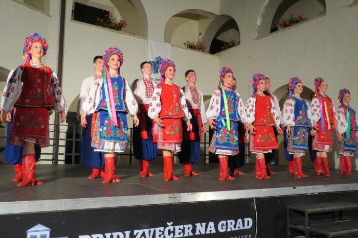 Ukrajinski folkloristi so navdušili polno grajsko dvorišče gledalcev.