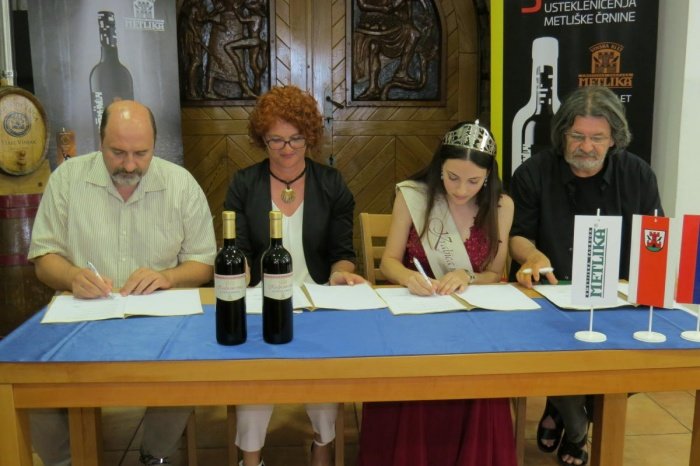 Podpis pogodbe za kraljičino vino.