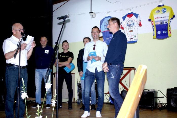 Janko Hrovat (levo) je med uspešnimi kolesarji na dirkah v Gabrju tokrat nagovoril tudi domačina Tomaža Noseta (desno) (Foto: M. L.)