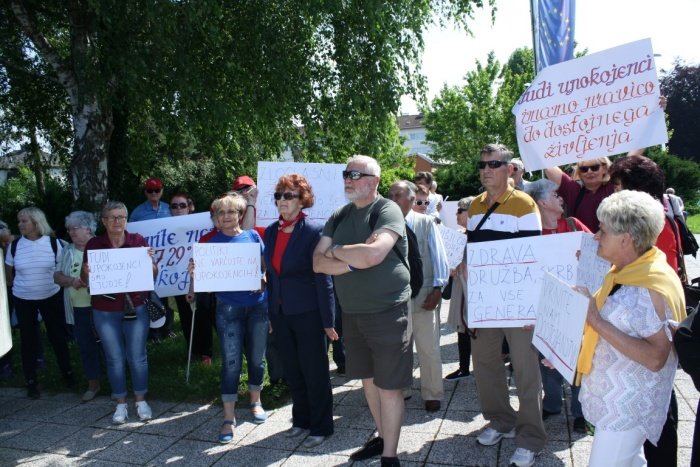 Predsednica sindikata upokojencev Francka Ćetković (v sredini z rdečo ruto) je nagovorila zbrane v športni dvorani in pozneje pri spomeniku. (Foto: M. L.)