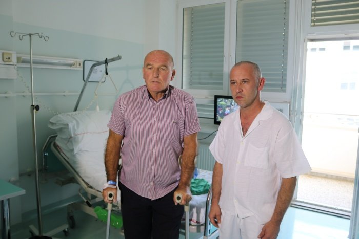 Ortoped Gregor Kavčič s pacientom (Foto: SB Novo mesto)