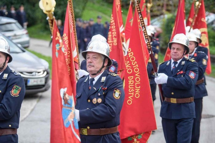 Sobotna slovesnost se je začela z veliko gasilsko parado.