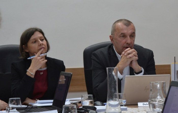Polonca Špelko Krštinc in župan Dušan Krštinc sta predstavila predlog proračuna za 2020 in poudarila, da so vsi projekti zajeti v načrtu razvojnih programov, tako da pomanjkanje strategije ne more biti razlog za zavrnitev proračuna. (Foto: M. M.)