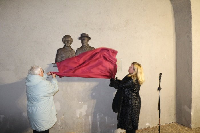   Podobi Ive in Franja Stiplovška pozdravljata obiskovalce mesta, gradu in muzeja. (Foto: Posavki muzej Brežice)