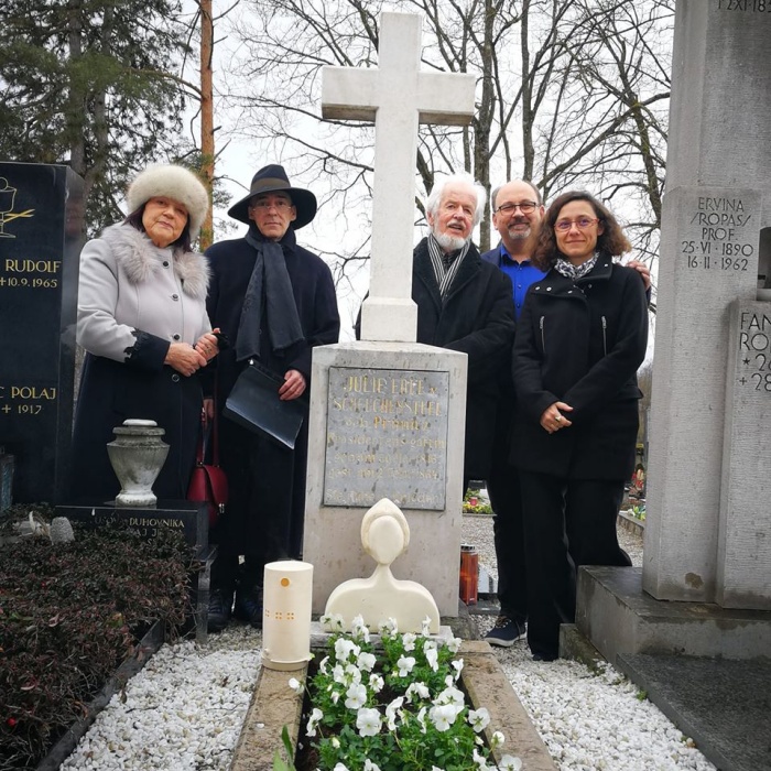 Pred premiro so obiskali grob Julije Primic na šmihelskem pokopališču. (Foto: FB Zavoda Novo mesto)