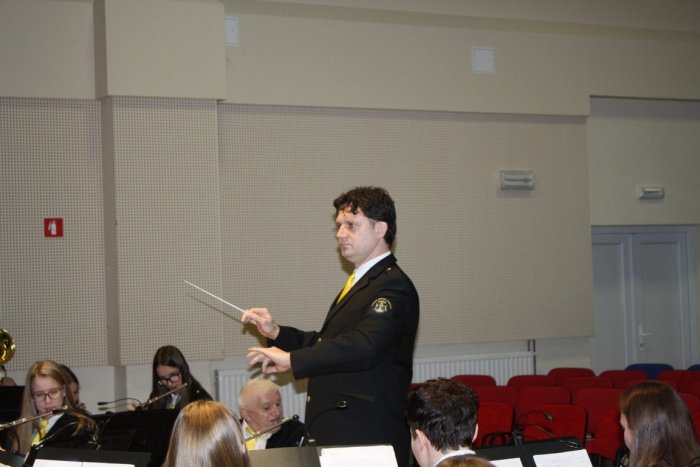 Orkestru so dirigirali tudi nekateri dosedanji dirigenti, med temi Daniel Ivša. (Foto: M. L.)