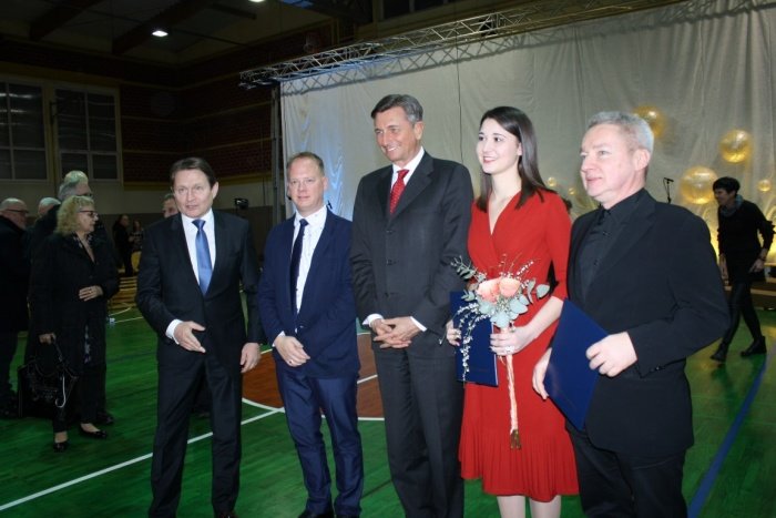 Župan Andrej Kavšek, Jaka Birkelbach, predsednik Borut Pahor, Nastasja Schweiger in Andrej Kunič (z leve). (foto: M. L.)