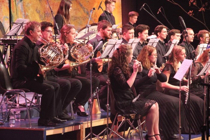 Novomeški simfoniki so znova navdušili polno dvorano občinstva v športni dvorani Marof.