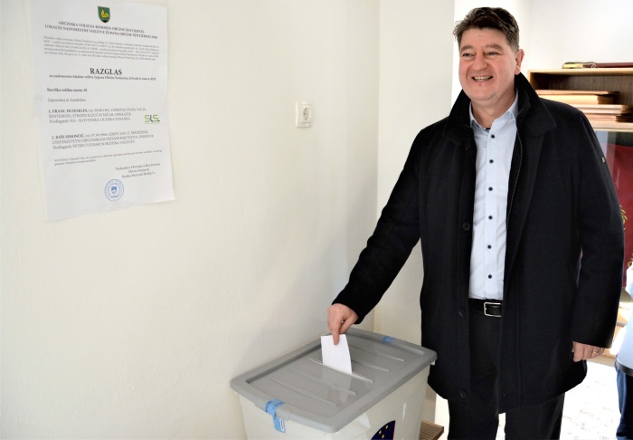 Jože Simončič ob današnjem glasovanju, vesel, kot bi že vedel za rezultat...